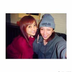 モデルプレス - 菊地亜美&ゆしん、”すっぴん”2ショット 輝く美肌に絶賛の声「つやっつや」