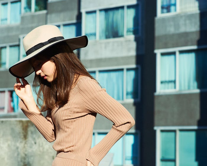 ハット¥2,490/FOREVER 21、ニットトップス¥12,000、ニットスカート¥12,000/ともにUnaca(ミニョン エ アンシェヌマンルミネ有楽町店)(C)TOPLOG