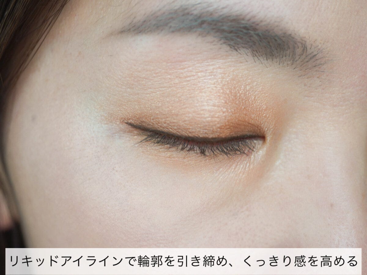 女性の閉じた目元アップ。細くリキッドアイラインが引かれている。
