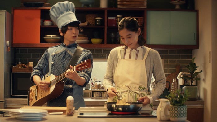 (左)中村倫也/新CM「ピエトロ おうちパスタ うたうたい」篇より(提供写真)