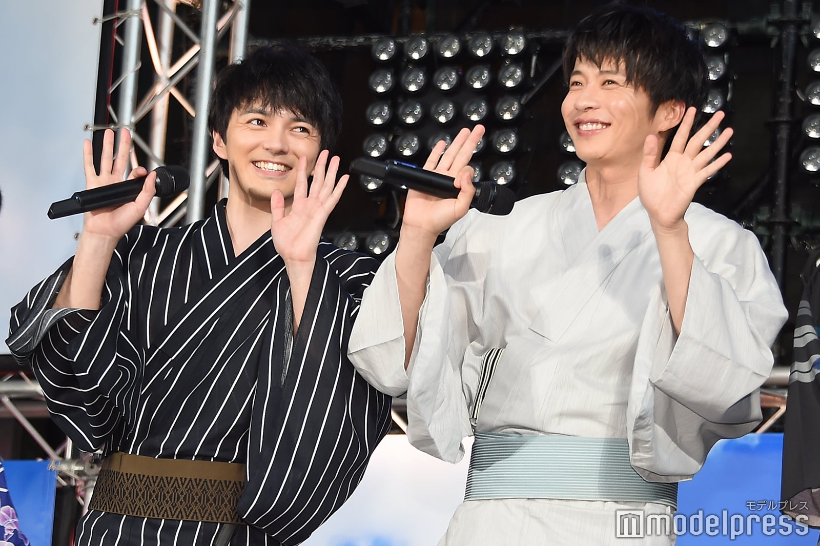 仲良く手を振る林遣都＆田中圭（C）モデルプレス