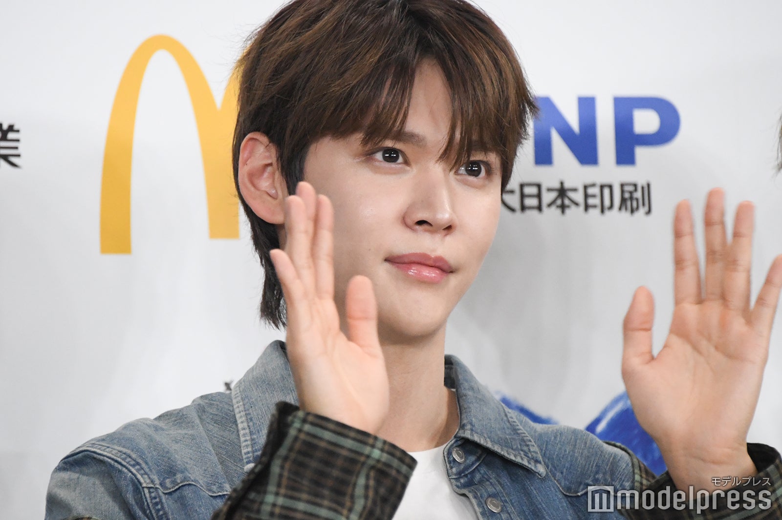 手を振るウンソク（C）モデルプレス