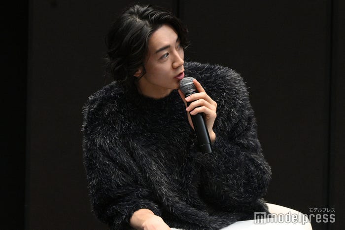 中村ゆりかにヒントを送る長妻怜央(C)モデルプレス