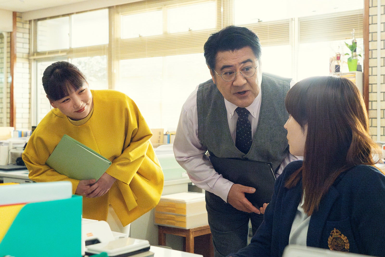 野呂佳代、小手伸也「なんで私が神説教」第1話（C）日本テレビ