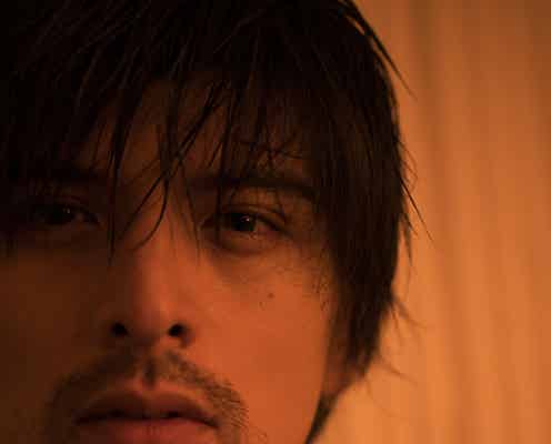 城田優、デビュー20周年記念写真集を発表 色気たっぷりヒゲ姿&肉体美も披露