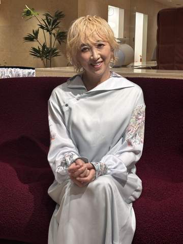 紫吹淳30年間同じソファ使用「飽き飽きしている」色も2度塗りかえる「リーン・ロゼ梅田」イベントに登場