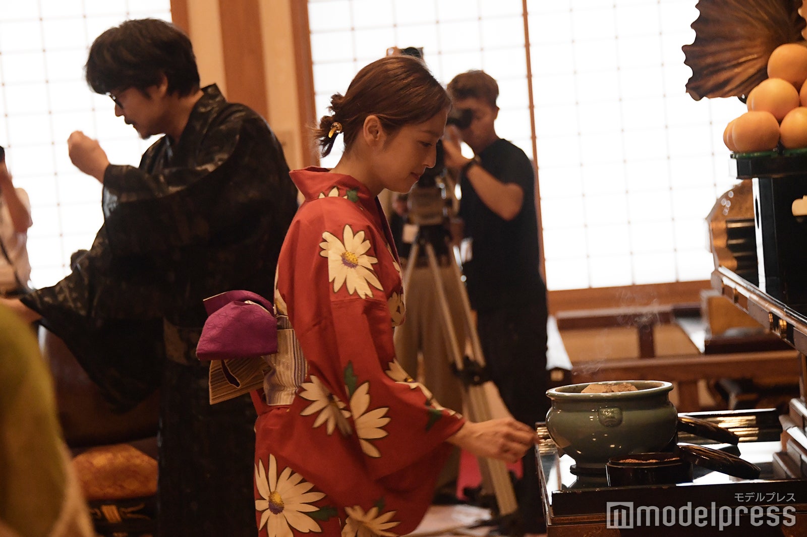 お焼香をする中村アン（C）モデルプレス