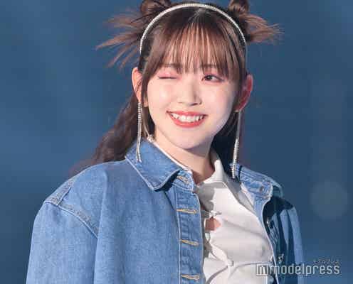 鈴木愛理、斬新シャツから腹チラ ウィンクでキュートに決める<TGC 2023 S/S>