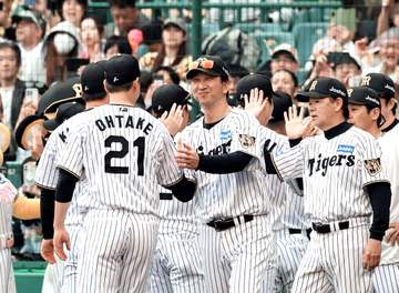 阪神・藤川監督「ファンと現場が一体になっている証し」 セ最速タイ通算100勝！巨人・原監督に並んだ「非常に満足」