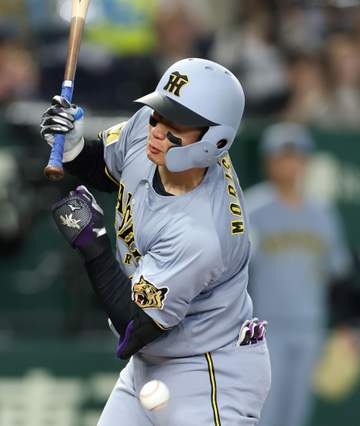 「うわー！」阪神・森下が悲鳴 左肘付近への死球で捕手・大城を凝視して不穏なムード リーグ最多5個目のデッドボールに