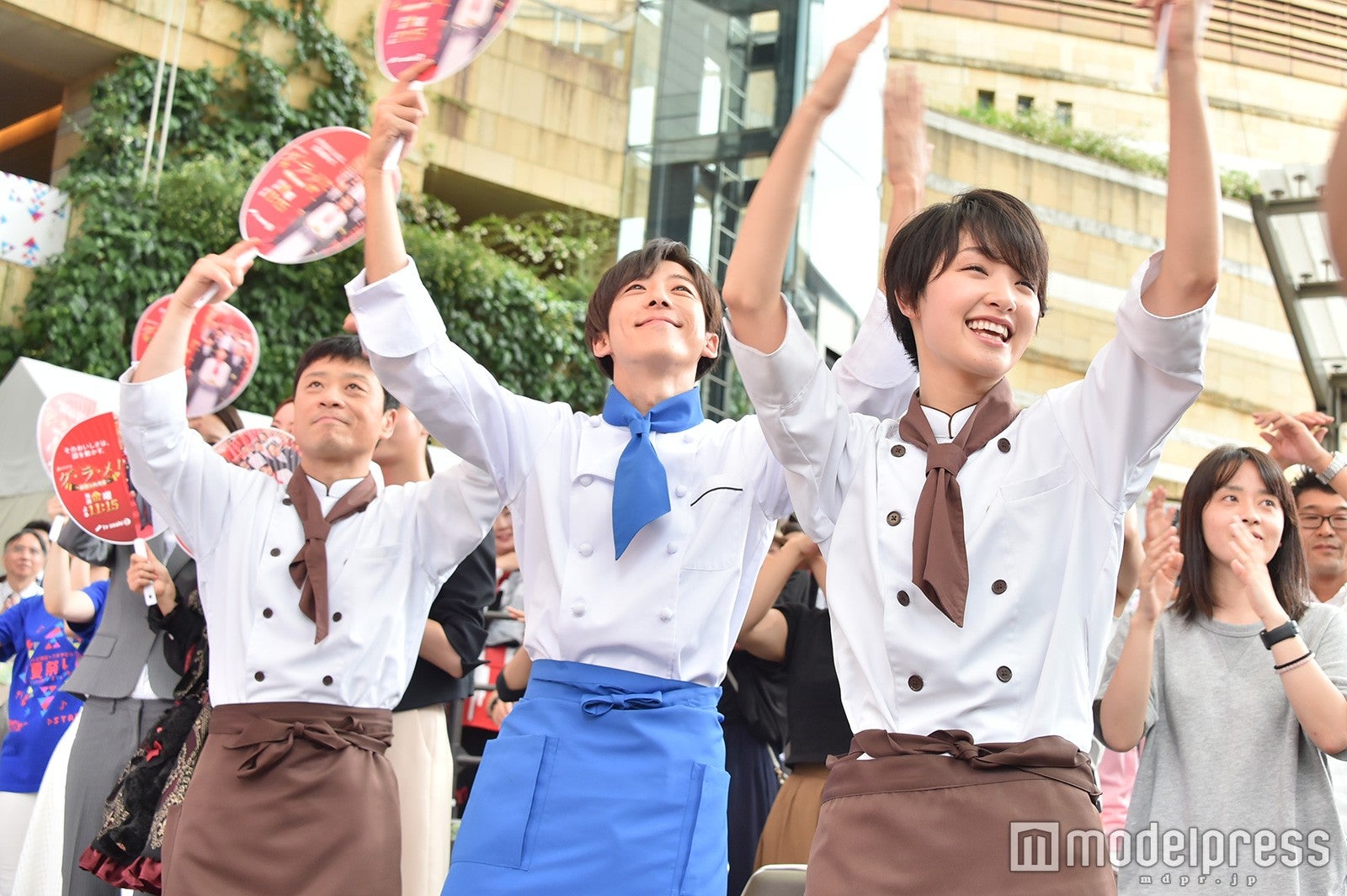 ケツメイシのライブに大盛り上がりの三宅弘城、高橋一生、剛力彩芽（C）モデルプレス