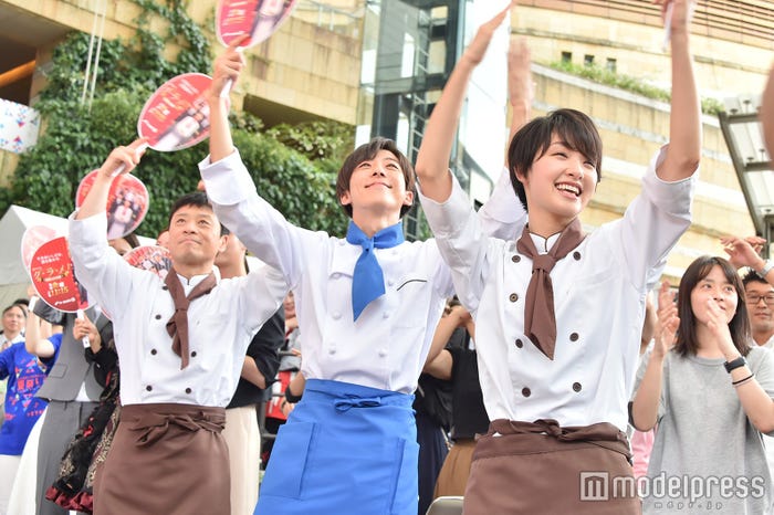 ライブを楽しむキャスト陣(C)モデルプレス