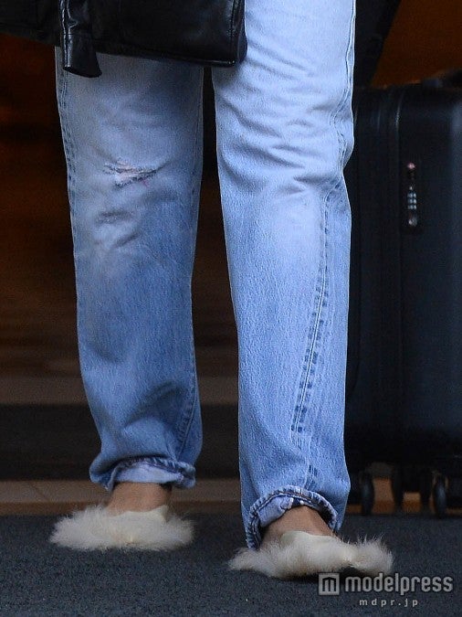 ファー付きスリッパを着用？Newscom／Zeta Image