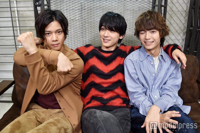 (左から)「卍ポーズ」石原壮馬、「JIMMYの顔マネ」吉沢亮、「完璧すぎるウィンク」溝口琢矢 (C)モデルプレス