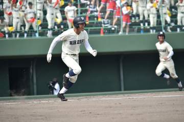 広島商4強 主将の中本「感情が出ちゃいました」初回先制2点打で雄叫び 広陵戦へ「広商の野球を全員が徹底してできれば」