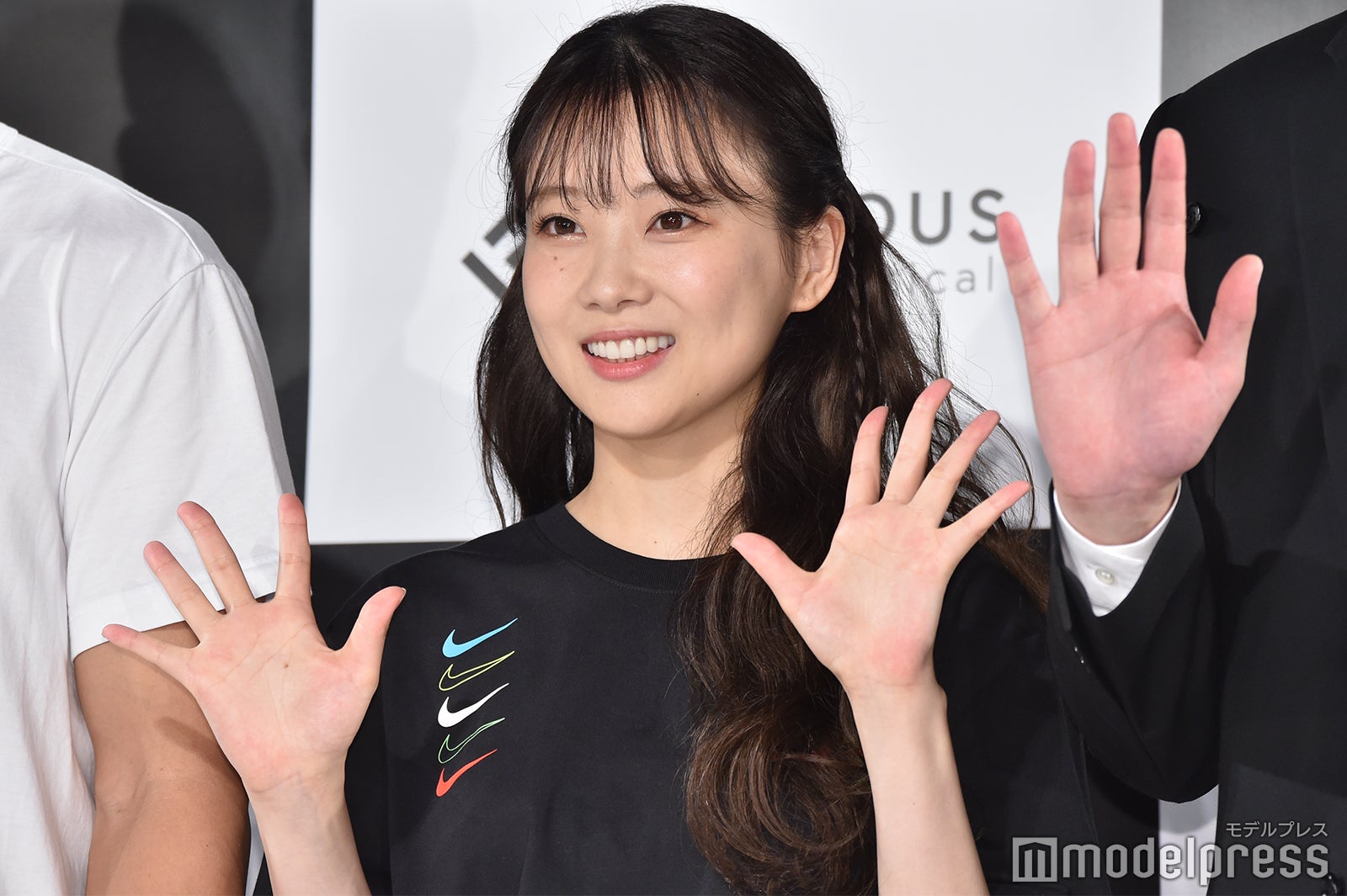 重盛さと美、ニット1枚でスラリ美脚披露「まっすぐで理想」「セクシー」の声