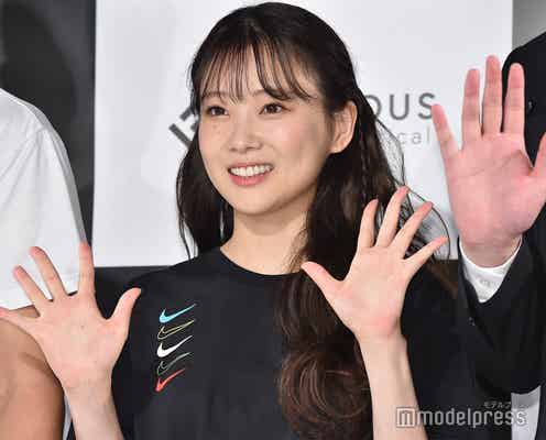 重盛さと美、ニット1枚でスラリ美脚披露「まっすぐで理想」「セクシー」の声