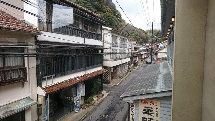 赤い石州瓦の建物が並ぶコンパクトな温泉地、温泉津温泉（2020年3月撮影）