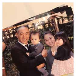 海老蔵がブログに乗せた家族写真（左から：海老蔵・勸玄くん・小林麻央さん・麗禾ちゃん）