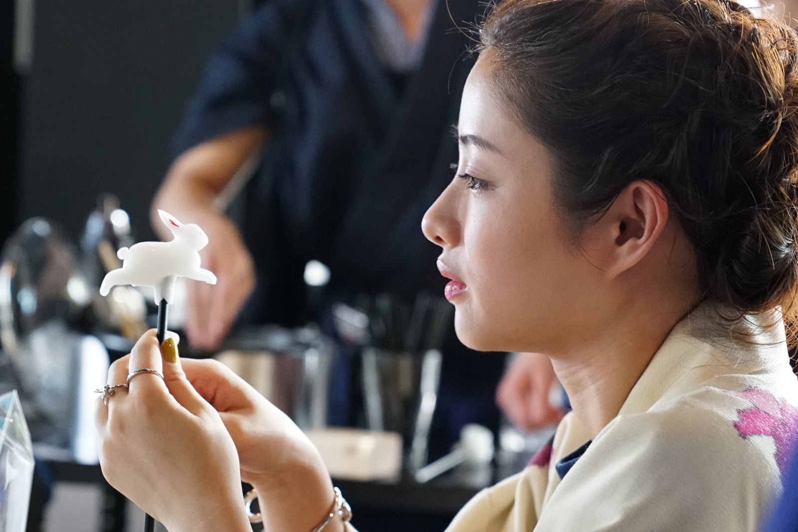 石原さとみ／新CM「浅草_遊びが生まれ続ける」篇メイキングカット（提供写真）