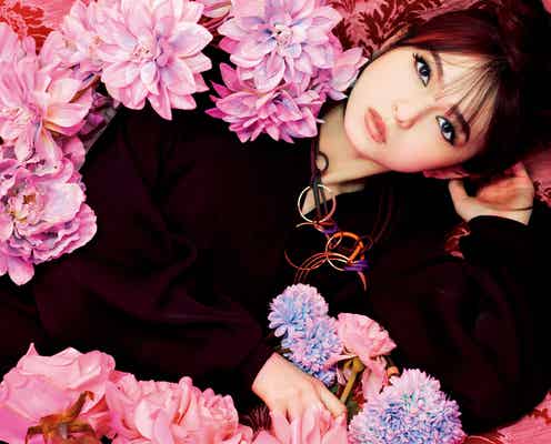 齋藤飛鳥、別人級メイクで伝説のファッションモデルに ミニスカ&セットアップ着こなし