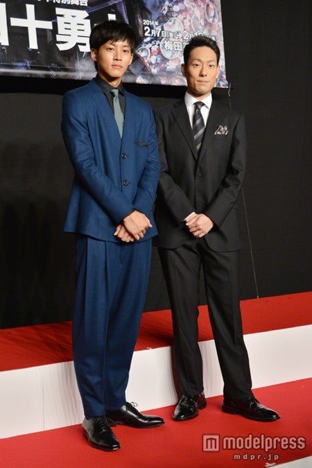松坂桃李（左）、中村勘九郎（右）