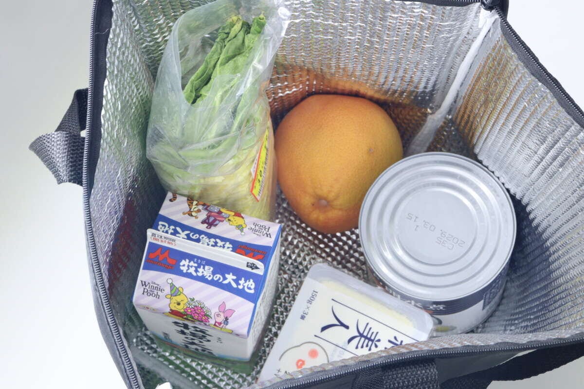 アルミ蒸着フィルムの内側に、野菜や牛乳パック、缶詰が入っている