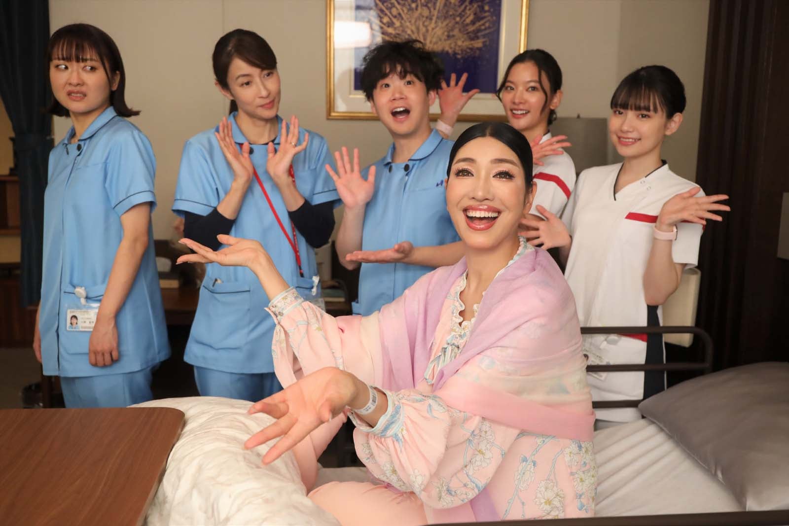 （左から）吉住、水野美紀、矢本悠馬、アンミカ、織⽥梨沙、あかせあかり「となりのナースエイド」第8話より（C）日本テレビ