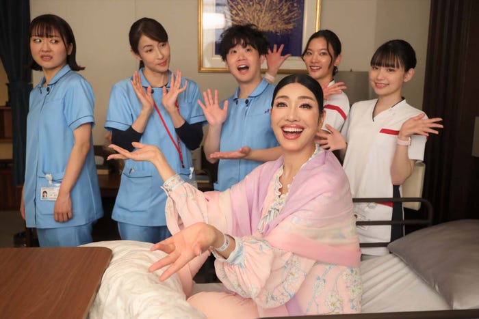 (左から)吉住、水野美紀、矢本悠馬、アンミカ、織⽥梨沙、あかせあかり「となりのナースエイド」第8話より(C)日本テレビ