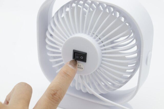 ダイソーのスイッチ付き扇風機（USB、四角丸型、ブラケット付）