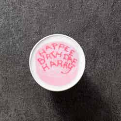 カフェラテアートコレクション ~ハグリッドのバースデーケーキ~ 750円(税込)/提供画像