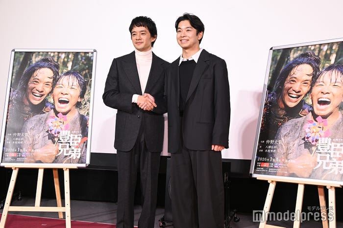 固い握手をする池松壮亮、仲野太賀(C)モデルプレス