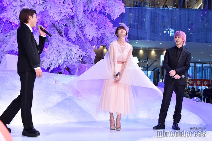 照れる/中村倫也、深田恭子、横浜流星 (C)モデルプレス