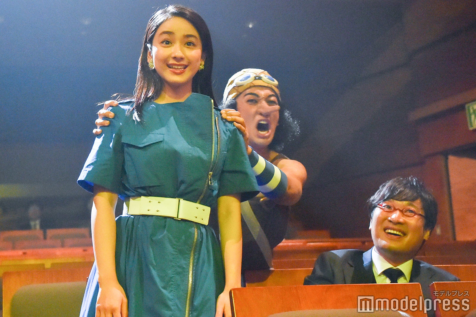 鑑賞する平祐奈、山里亮太／「ワンピース音宴～イースト・ブルー編～」公開ゲネプロ （C）モデルプレス