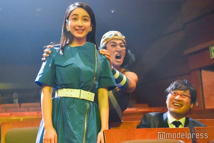 鑑賞する平祐奈、山里亮太/「ワンピース音宴~イースト・ブルー編~」公開ゲネプロ (C)モデルプレス