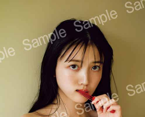 乃木坂46久保史緒里、バスタオル姿で美デコルテ披露 1st写真集「交差点」封入ポストカード絵柄解禁