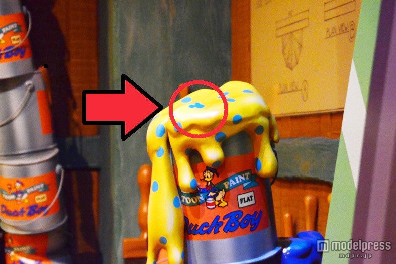 缶から溢れるペンキの中に隠れミッキー