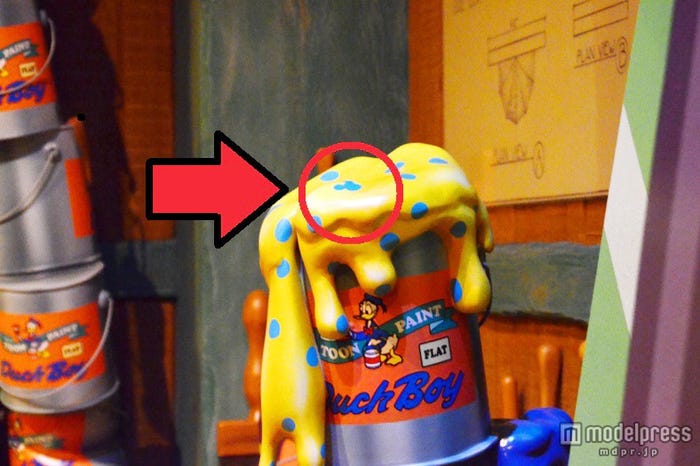 缶から溢れるペンキの中に隠れミッキー