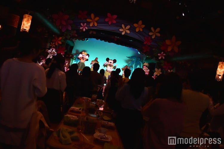 画像18 28 ディズニーランド 新ディナーショー初お披露目 ミッキーたちがゲストの 記念日 を祝福 モデルプレス 画像18 28 ディズニーランド 新ディナーショー初お披露目 ミッキーたちがゲストの 記念日 を祝福 モデルプレス