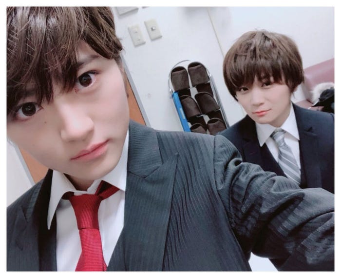 #可愛いBOYと#実は後ろの方が年上#実は同じヘアスタイル/若月佑美オフィシャルブログより