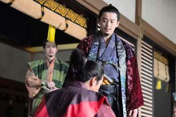凄い写真と騒然【豊臣兄弟】信長→光秀に「ライダーキック」飛び蹴り瞬間のド迫力Pが公式HPに TVに映らなかった凄い瞬間 蹴る信長も吹っ飛ばされる光秀も空中に「アレは間違いなく仮面ライダーw」