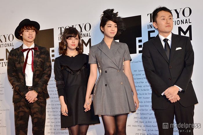 遠藤新菜(中左)