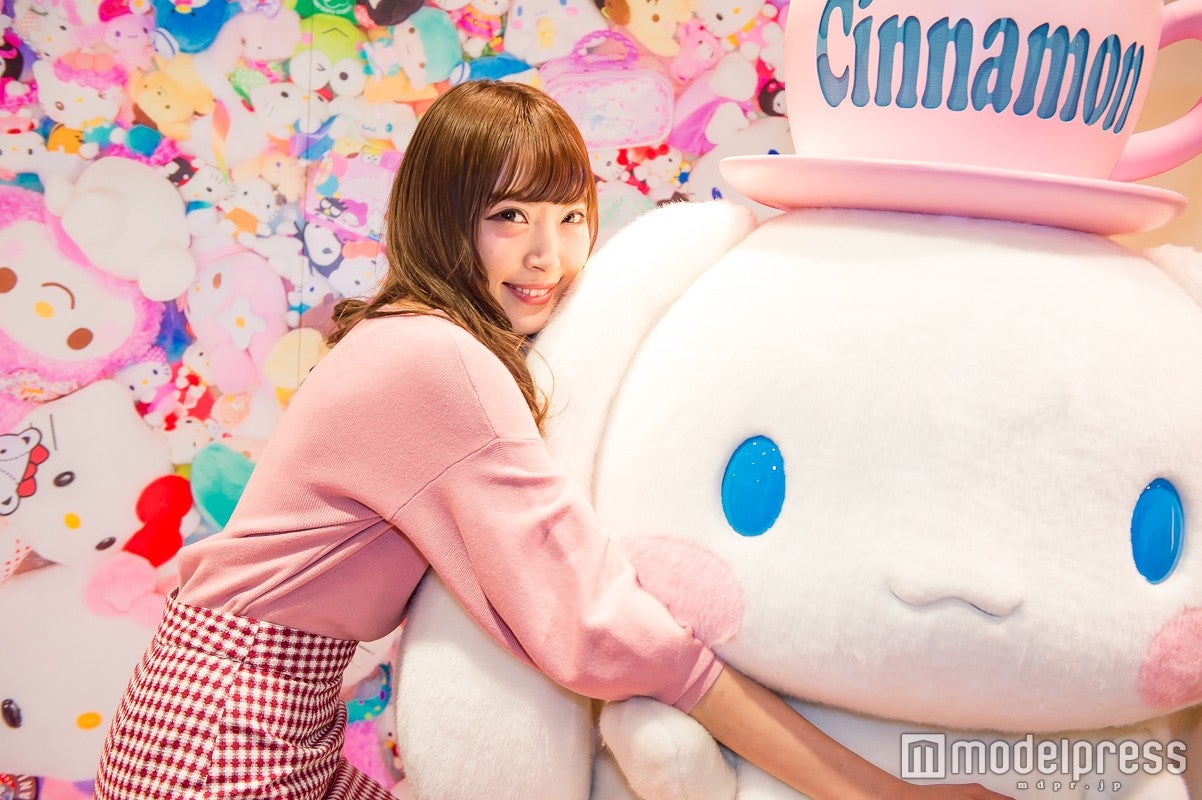 シナモロールとハグ／モデル：かえで（C）モデルプレス