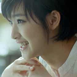 剛力彩芽/新CM「auスマートパス アプリ取り放題」篇より