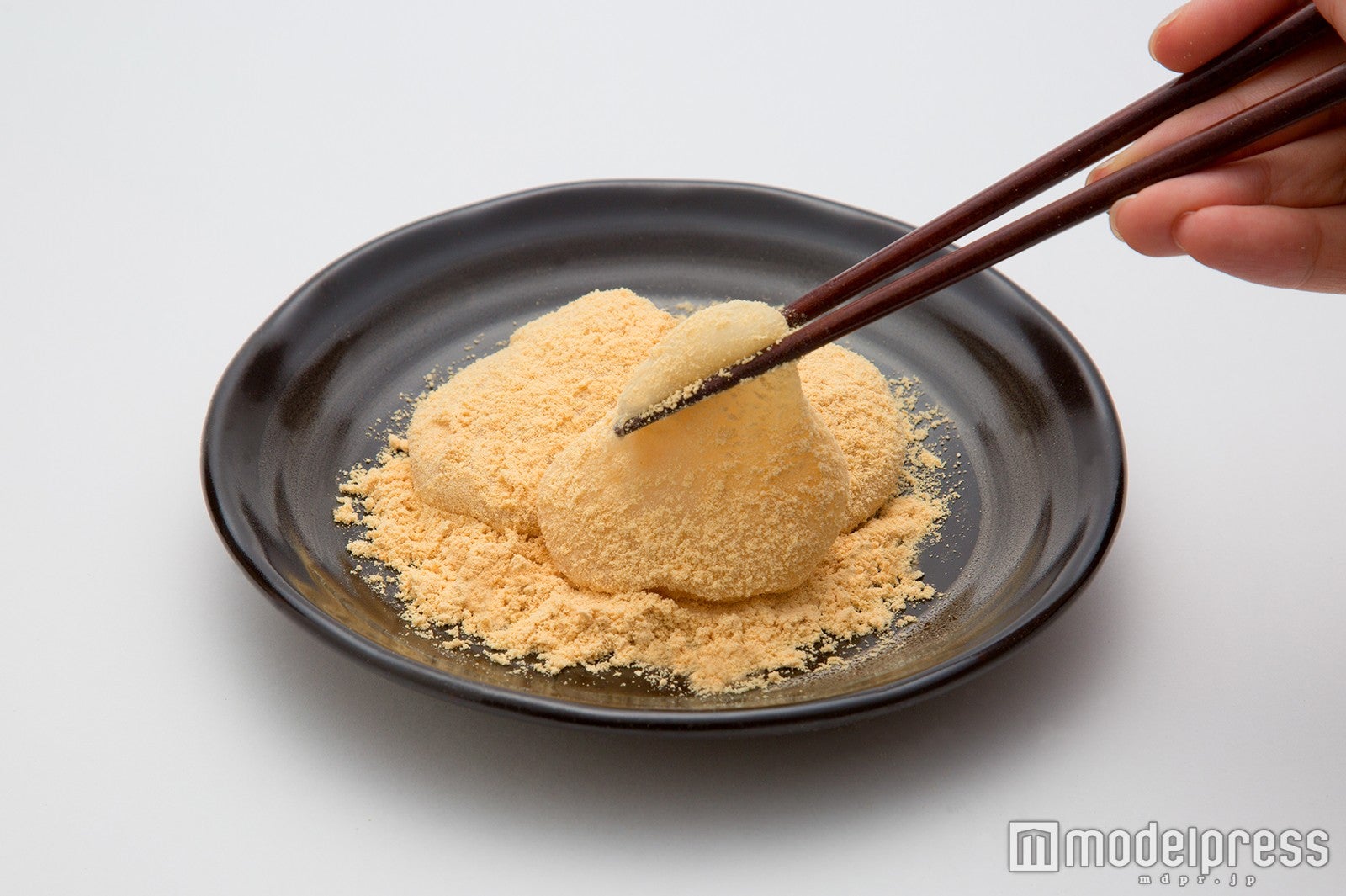 ふにゃとろ食感の餅と香ばしいきなこがベストマッチ／画像提供：金精軒製菓