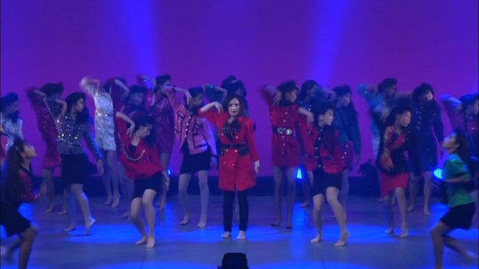 平野ノラと大阪府立登美丘高校ダンス部員たち(写真提供:テレビ朝日)