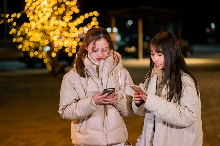 大峰ユリホ、新井舞良「彼とオオカミちゃんには騙されない」第1話(C)AbemaTV, Inc.