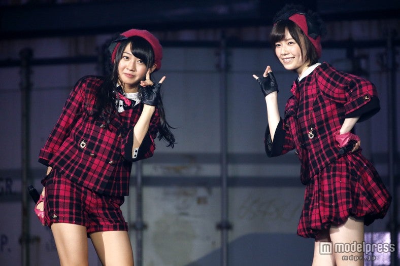 木崎ゆりあ、島崎遥香／「AKB48 2013 真夏のドームツアー～まだまだ、やらなきゃいけないことがある～」ナゴヤドーム公演2日目より（C）AKS