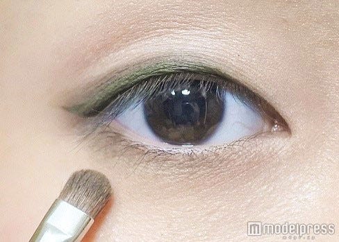 下まぶたにもカーキシャドウ/写真・MAKO(C)モデルプレス