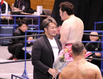 “断髪”棚橋弘至が大会初登場「イケオジになっちゃった」社長専念でトレードマークの金髪ロン毛を20年ぶりバッサリで衝撃「けじめつけた」